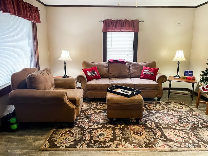 Living room with comfortable seating in Cottage Three